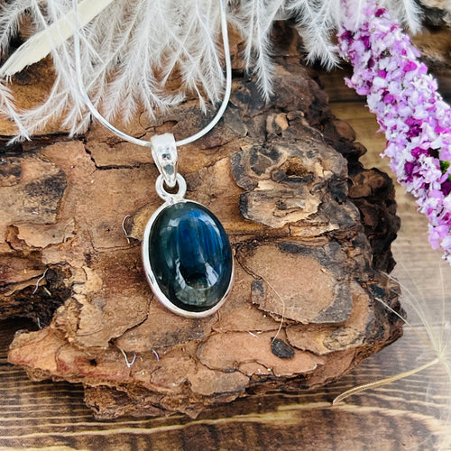 Labradorite Small Oval pendant necklace